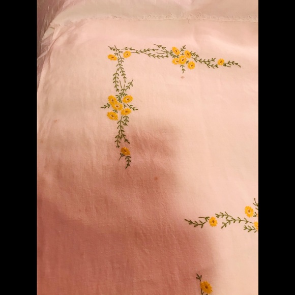 Tablecloth vintage Linen daisy homemade needlepoint - Picture 7 of 12